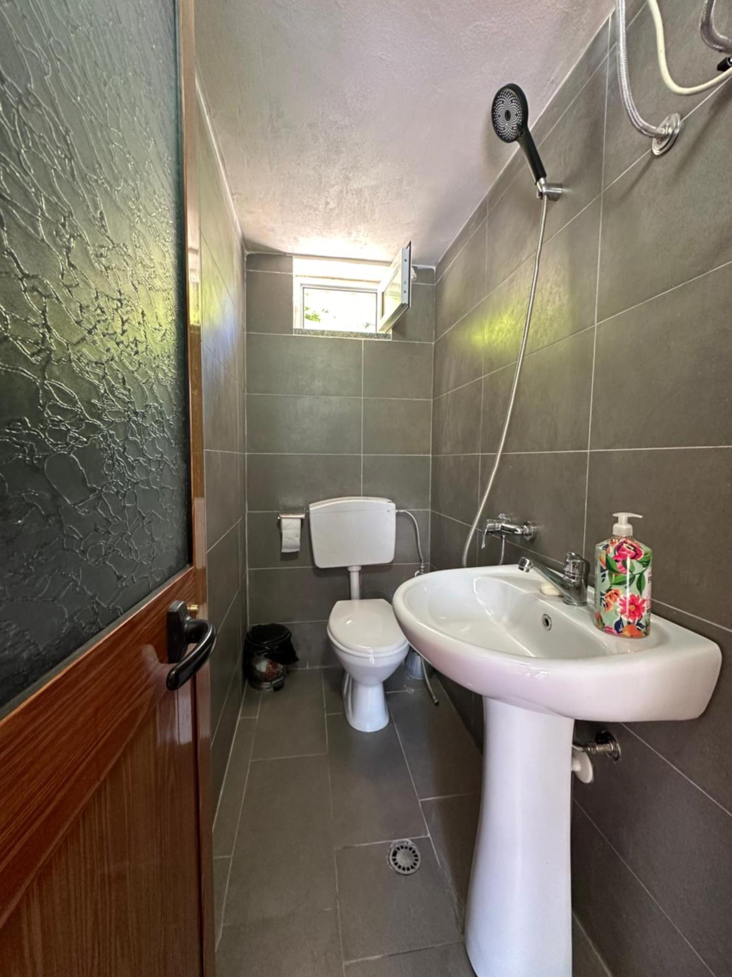 Guesthouse Kroni I Micanit Theth Exteriér fotografie